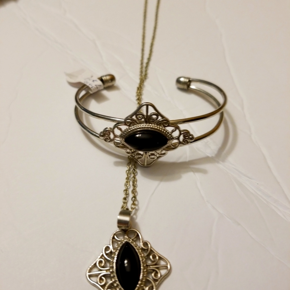 Necklace bracelet set